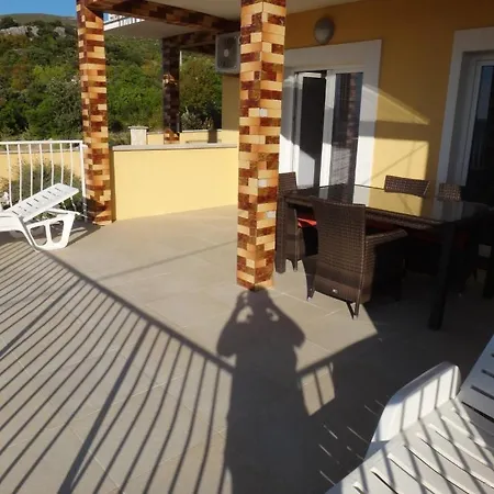 Apartments Gornji Karin Appartement